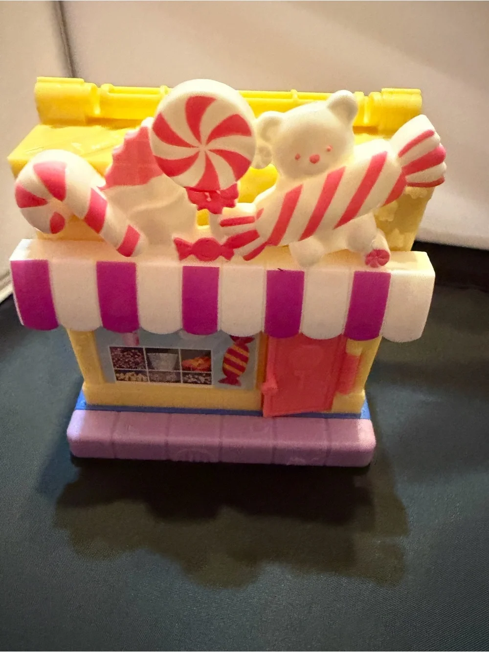 Polly Pocket Pollyville Candy Shop‎ Playset w/ 2 Dolls Accessories Cash